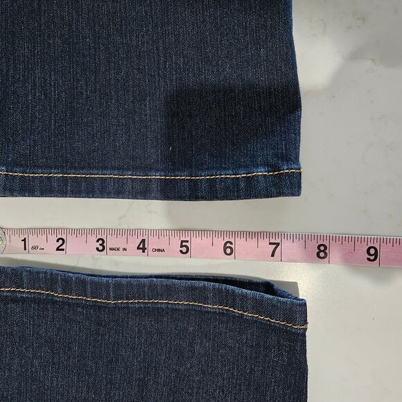 Women's NWT Chico's Short 1.5 Jeans - Picture 9 of 10